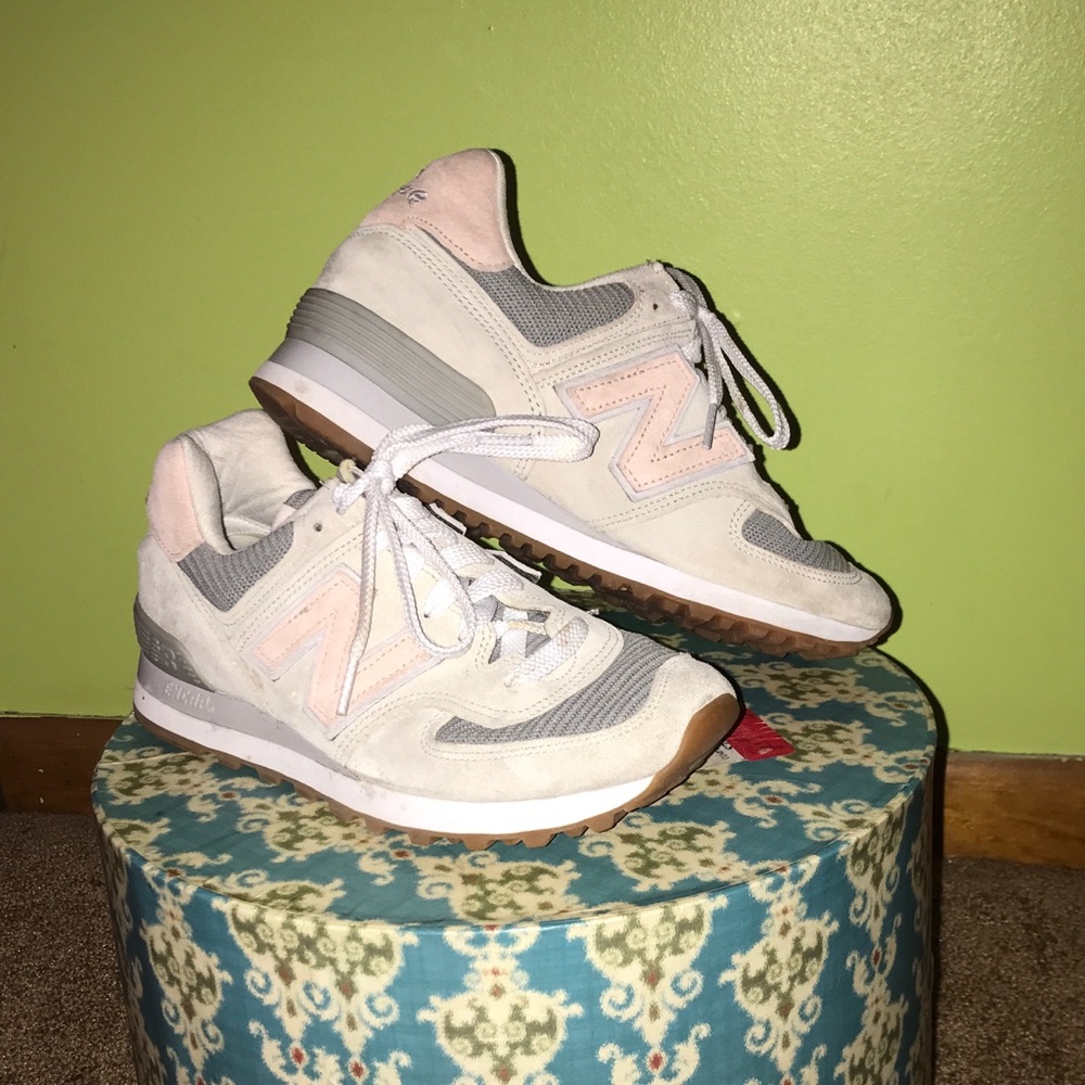 New balance tennis shoes